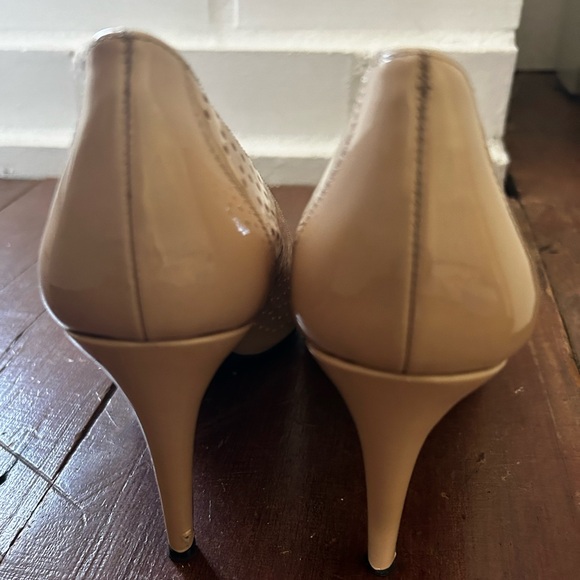 Prada Calzature Donna Vernice tan perforated leather pumps - Picture 3 of 5